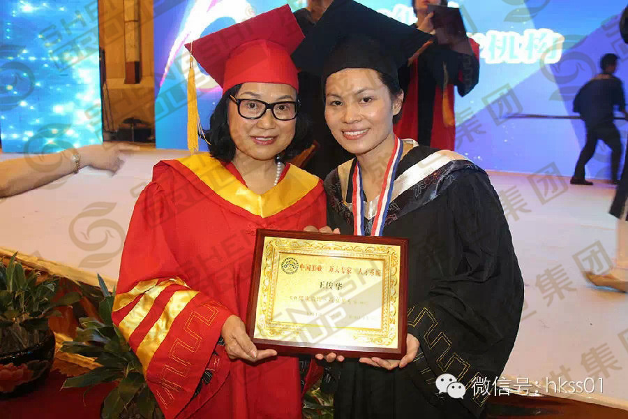 中國(guó)SPA協(xié)會(huì)永久名譽(yù)會(huì)長(zhǎng)馮華博士與王俊華總裁合影。