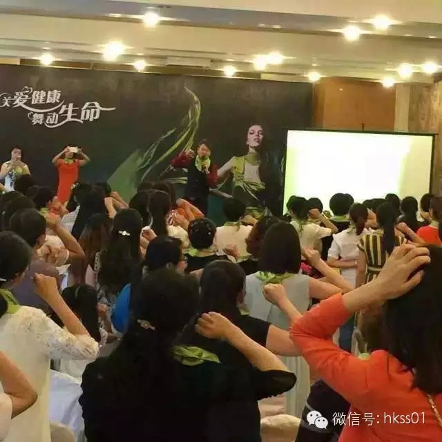 李橋博士，現(xiàn)場(chǎng)教大家頸部護(hù)理小妙招